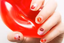 Tự vẽ móng hình môi xinh cho ngày Valentine 