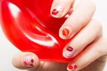 Tự vẽ móng hình môi xinh cho ngày Valentine 