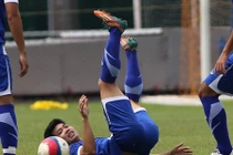 Công Phượng ngã bổ nhào trong buổi tập tại Singapore