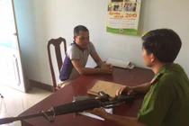 Dùng súng quân dụng đe dọa lực lượng dân phòng