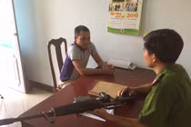 Dùng súng quân dụng đe dọa lực lượng dân phòng