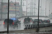 Ảnh Tổng thống Obama rời Hà Nội trong cơn mưa lớn