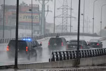 Ảnh Tổng thống Obama rời Hà Nội trong cơn mưa lớn