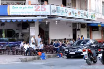 "Đừng bàn tới bàn lui nữa, hãy dọn sạch vỉa hè"