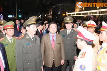 Ảnh Bí thư HN Hoàng Trung Hải phân luồng giao thông đêm giao thừa