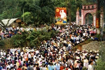 Lễ hội Đền Hùng, có nên dâng cúng tiên tổ bánh chưng "khủng"?