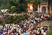 Lễ hội Đền Hùng, có nên dâng cúng tiên tổ bánh chưng "khủng"?