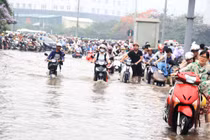 Giao thông Hà Nội gần như tê liệt vì ngập lụt sau mưa