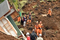 Người Việt đang lánh nạn động đất tại trại quân đội Nhật Bản