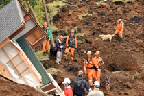 Người Việt đang lánh nạn động đất tại trại quân đội Nhật Bản