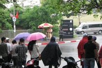 Người dân đội mưa trước khách sạn Marriott ngóng Tổng thống Obama