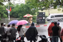 Người dân đội mưa trước khách sạn Marriott ngóng Tổng thống Obama