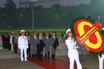 Các đại biểu dự Đại hội Đảng toàn quốc lần thứ XII viếng Lăng Bác