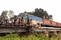 Hy hữu: Xe tải bị tàu đâm, mắc kẹt trên thành cầu