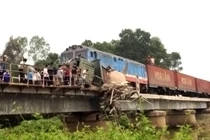 Hy hữu: Xe tải bị tàu đâm, mắc kẹt trên thành cầu