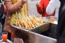 Điểm mặt “hàng bẩn” bủa vây trường học