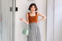 Mặc áo hai dây lộ liễu, cô gái bị gắn mác thảm họa thời trang