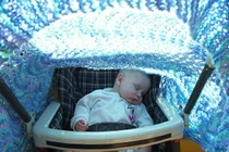 Dùng vật này cho xe đẩy, trẻ dễ nguy kịch ngày nắng nóng