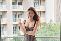 Tạo dáng không giống ai, hotgirl gây nhức mắt vì để lộ nội y