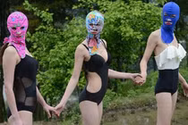 Giật mình phong cách mặc bikini lội ruộng khoe thân “lạc quẻ”