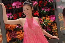 Mặc áo yếm với quần “tàng hình”, hoa hậu Julia Hồ gây choáng