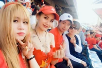 Mặc hở cổ vũ bóng đá, nhiều cô gái khoe body gây ức chế