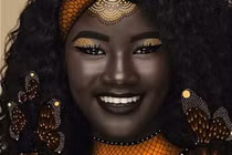 Bị chê bai hết lời, “con gái bóng đêm” lột xác thành siêu mẫu nổi tiếng