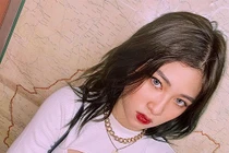 Mặc áo kín “không lối thoát”, hotgirl 10X phanh cúc ngực sexy điên đảo