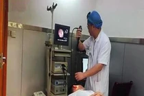 Khám tai lúc nửa đêm, cặp đôi đỏ mặt khi bác sĩ hỏi lý do