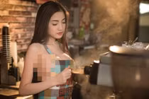 Mặc tạp dề không nội y, gái xinh khoe vòng 1 gây ức chế