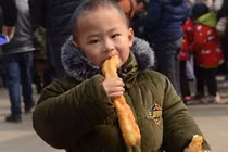 Gửi bà ngoại, mẹ “đứng hình” nhìn con gặp chuyện không ngờ này