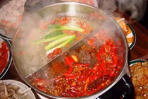 Nấc cụt liên tục, gái trẻ bàng hoàng khi biết bị ung thư