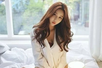 Diện sơ mi, gái xinh hóa “thảm họa thời trang” vì lộ nguyên vòng 1