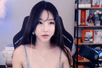 Bán hàng online mùa dịch, mỹ nhân tiện thể khoe body căng mọng