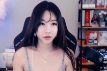 Bán hàng online mùa dịch, mỹ nhân tiện thể khoe body căng mọng