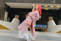 Hậu Hoàng mặc áo dài tạo dáng bá đạo, kẻ chê người khen hết lời