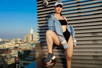 Theo phong cách “mặc bikini đi sneaker”, gái xinh khoe vẻ sexy ngút ngàn