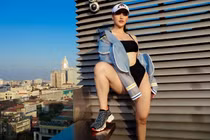 Theo phong cách “mặc bikini đi sneaker”, gái xinh khoe vẻ sexy ngút ngàn