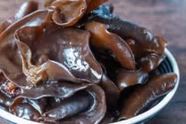 Rửa mộc nhĩ bằng nước chưa đủ, thêm bước này mới hết trứng côn trùng