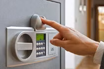 Mở két sắt lấy tiền, tôi nghẹn đắng phát hiện bí mật của chồng