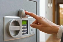 Mở két sắt lấy tiền, tôi nghẹn đắng phát hiện bí mật của chồng