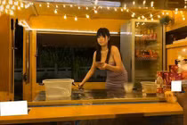 Mặc hở bán hàng, chủ quán bị chê “làm màu” hút khách