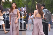 Chị em hớ hênh, phản cảm hơn không mặc khi diện bộ đồ này