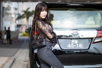 Mặc áo xuyên thấu, hotgirl văn phòng được khen sexy mà không lố