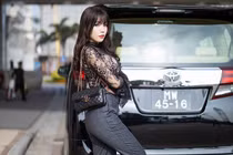 Mặc áo xuyên thấu, hotgirl văn phòng được khen sexy mà không lố