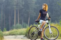 Mặc bikini đi xe đạp, phong cách thời trang “lạc quẻ” được nhiều người hưởng ứng 