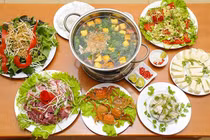 Ngày Tết, mẹ bầu có nên bất chấp ăn lẩu?