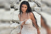 Fan đứng tim lo Kylie-Jenner rớt vòng một nặng trĩu dưới dây áo mỏng