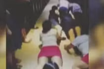 Bị ép mặc váy ngắn bò đất, cô gái phản ứng bất ngờ