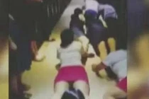 Bị ép mặc váy ngắn bò đất, cô gái phản ứng bất ngờ